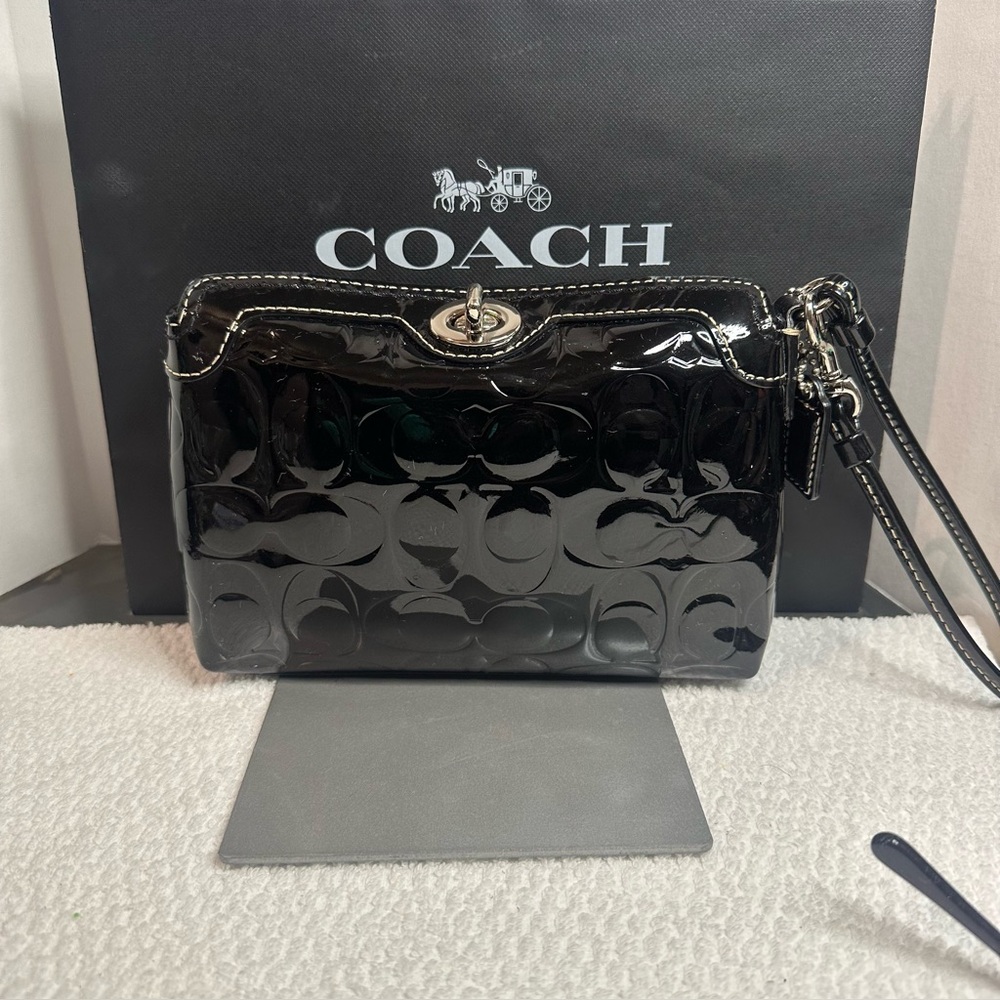 Y2K Coach turn-lock patent Black Embossed Wristlet.
